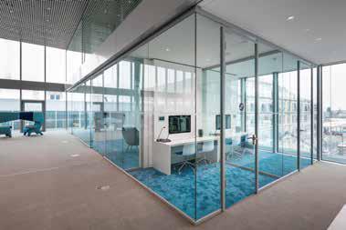 Oficina con vidrios Smart Film PDLC que cambian de opacos a transparentes